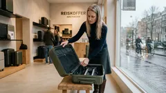 Waar is dat ritsvak in je koffer echt voor? Dit is de verrassend praktische reden