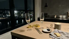 De nieuwjaarszoen om middernacht: een oud ritueel met een moderne regel