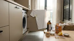 Zo verwijder je gele okselvlekken uit witte shirts met simpele huismiddeltjes